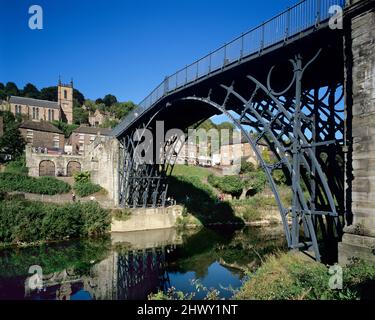 Die erste Eisenbrücke der Welt, die 1779 über den Fluss Severn in Coalbrookdale, Ironbridge, Shropshire, England, Großbritannien, errichtet wurde Stockfoto