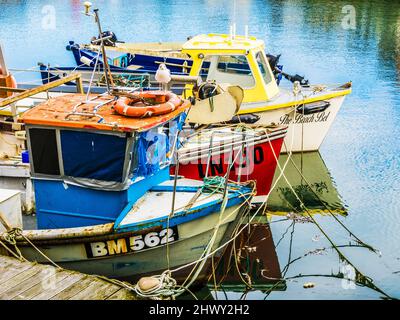 Ein Fischerboot liegt im Hafen von Brixham in Devon. Stockfoto