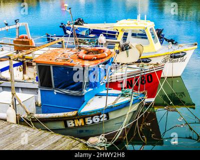 Bunte Fischerboote liegen im Hafen von Brixham in Devon. Stockfoto