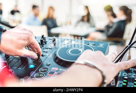 Nahaufnahme des djs, der auf einem modernen cd-usb-Player auf der Sommerstrandparty spielt - Happy Hour und Unterhaltungskonzept - unfokussierter Hintergrund mit geringer Tiefe Stockfoto