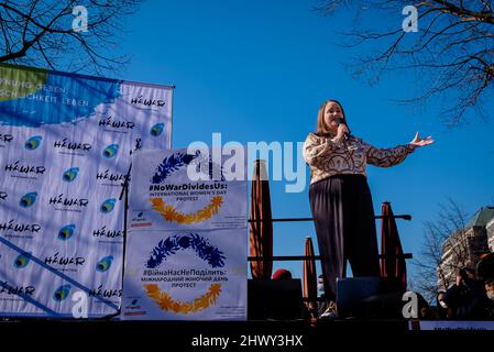 8. März 2022, Berlin, Berlin, Deutschland: Ricarda LANG, Bundesvorsitzende des Bündnisses 90/die Grünen Buendnis 90/die Grünen) ist zu sehen, wenn sich Protestierende vor der russischen Botschaft in Zentral-Berlin in Solidarität mit Frauen und ihren Familien in der Ukraine und Russland anlässlich des Internationalen Frauentags 2022 unter dem Motto "Frauen und Mütter aller Länder - vereinigt euch!" versammeln. Und „kein Krieg trennt uns“. Die Organisatoren heben die besondere Situation von Frauen und Kindern in Konflikten hervor, wobei ein besonderer Fokus auf den anhaltenden Krieg in der Ukraine und die aufkommende zivilgesellschaftliche Protestbewegung liegt Stockfoto