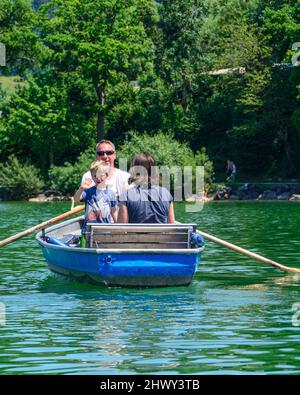 Familienausflug mit Ruderboot auf dem Alpsee im bayerischen Allgäu Stockfoto