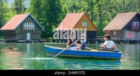 Familienausflug mit Ruderboot auf dem Alpsee im bayerischen Allgäu Stockfoto