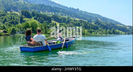 Familienausflug mit Ruderboot auf dem Alpsee im bayerischen Allgäu Stockfoto