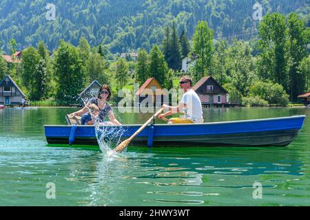 Familienausflug mit Ruderboot auf dem Alpsee im bayerischen Allgäu Stockfoto