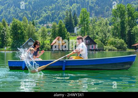 Familienausflug mit Ruderboot auf dem Alpsee im bayerischen Allgäu Stockfoto