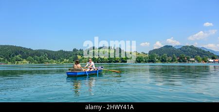 Familienausflug mit Ruderboot auf dem Alpsee im bayerischen Allgäu Stockfoto