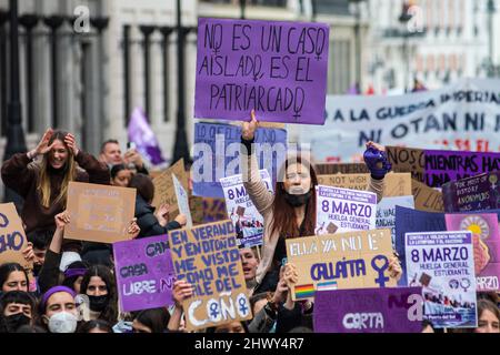 Madrid, Spanien, 08/03/2022, Madrid, Spanien. 08. März 2022. Frauen werden während eines Protestes, bei dem Studenten zum Internationalen Frauentag demonstrieren und Gleichberechtigung fordern und gegen Gewalt gegen die Geschlechter protestieren, mit Plakaten und Schreien gesehen. Quelle: Marcos del Mazo/Alamy Live News Stockfoto