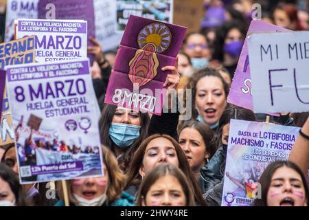 Madrid, Spanien, 08/03/2022, Madrid, Spanien. 08. März 2022. Frauen werden während eines Protestes, bei dem Studenten zum Internationalen Frauentag demonstrieren und Gleichberechtigung fordern und gegen Gewalt gegen die Geschlechter protestieren, mit Plakaten und Schreien gesehen. Quelle: Marcos del Mazo/Alamy Live News Stockfoto