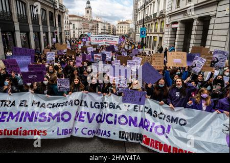 Madrid, Spanien, 08/03/2022, Madrid, Spanien. 08. März 2022. Frauen werden während eines Protestes, bei dem Studenten zum Internationalen Frauentag demonstrieren und Gleichberechtigung fordern und gegen Gewalt gegen die Geschlechter protestieren, mit Plakaten und Schreien gesehen. Quelle: Marcos del Mazo/Alamy Live News Stockfoto