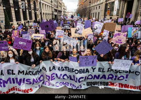 Madrid, Spanien, 08/03/2022, Madrid, Spanien. 08. März 2022. Frauen werden während eines Protestes, bei dem Studenten zum Internationalen Frauentag demonstrieren und Gleichberechtigung fordern und gegen Gewalt gegen die Geschlechter protestieren, mit Plakaten und Schreien gesehen. Quelle: Marcos del Mazo/Alamy Live News Stockfoto