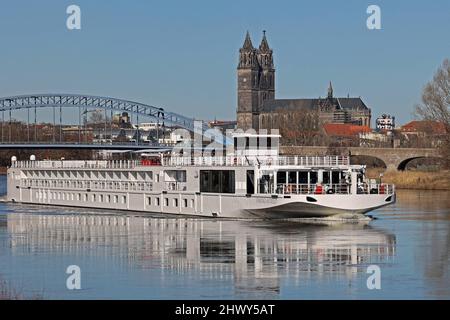 Magdeburg, Deutschland. 08. März 2022. Das Flusskreuzfahrtschiff 'Viking Astrild' der Schweizer Reederei Viking River Cruises fährt auf der Elbe stromaufwärts durch die Landeshauptstadt. Das Schiff wurde für besonders flache Flüsse konzipiert und 2015 auf der Neptun-Werft gebaut. Das fast wolkenlose Wetter wird in den kommenden Tagen für die höchsten Temperaturen um zehn Grad sorgen, während die Temperaturen in den frühen Morgenstunden frostig sein können. Quelle: Peter Gercke/dpa-Zentralbild/ZB/dpa/Alamy Live News Stockfoto