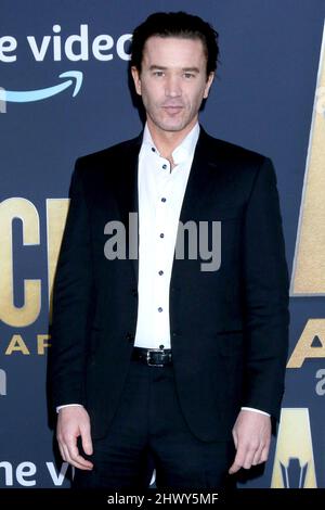 LAS VEGAS – 7. MÄRZ: Tom Pelphrey bei den Academy of Country Music Awards 2022 kommt am 7. März 2022 in Las Vegas, NV, im Allegient Stadium an Stockfoto