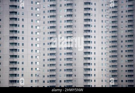 Rotterdam, Niederlande. Fassade von grauen Wohnungen und Apartmentgebäuden entlang der Boompjes Avenue und des Nieuwe Maas River. Stockfoto