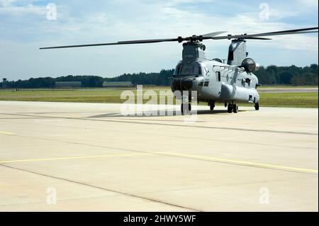 Gilze-Rijen, Niederlande. Ein Chinook CH-47 Transporthubschrauber parkte auf der Militärflugplatz-Plattform, im Leerlauf, um eingesetzt zu werden. Stockfoto