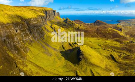 Luftaufnahme von der Drohne des Trotternish Ridge vom Quiraing auf der Isle of Skye, Schottland, Großbritannien Stockfoto