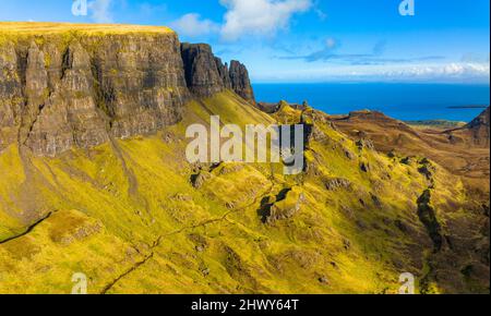 Luftaufnahme von der Drohne des Trotternish Ridge vom Quiraing auf der Isle of Skye, Schottland, Großbritannien Stockfoto