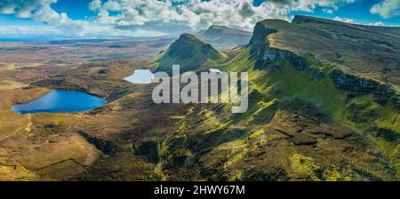 Luftaufnahme von der Drohne des Trotternish Ridge vom Quiraing auf der Isle of Skye, Schottland, Großbritannien Stockfoto