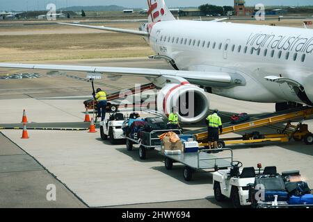 gepäckabfertiger am flughafen verladen Gepäck und Fracht auf den Passagierjet Stockfoto