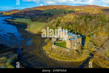 Luftaufnahme von der Drohne von Dunvegan Castle auf der Isle of Skye, Schottland, Großbritannien Stockfoto