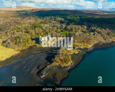 Luftaufnahme von der Drohne von Dunvegan Castle auf der Isle of Skye, Schottland, Großbritannien Stockfoto