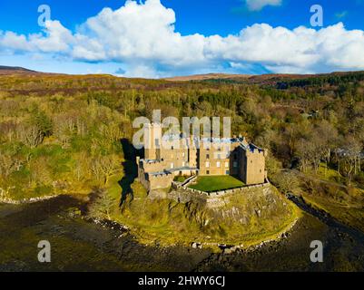 Luftaufnahme von der Drohne von Dunvegan Castle auf der Isle of Skye, Schottland, Großbritannien Stockfoto