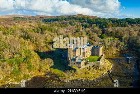 Luftaufnahme von der Drohne von Dunvegan Castle auf der Isle of Skye, Schottland, Großbritannien Stockfoto