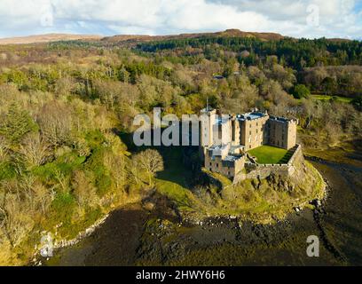 Luftaufnahme von der Drohne von Dunvegan Castle auf der Isle of Skye, Schottland, Großbritannien Stockfoto