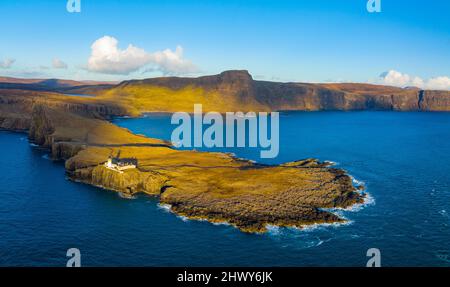 Luftaufnahme von der Drohne des Neist Point Lighthouse auf der Isle of Skye, Schottland, Großbritannien Stockfoto