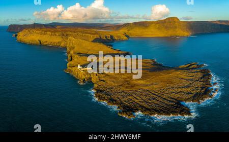 Luftaufnahme von der Drohne des Neist Point Lighthouse auf der Isle of Skye, Schottland, Großbritannien Stockfoto