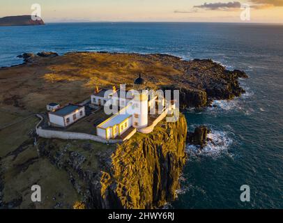 Luftaufnahme von der Drohne des Neist Point Lighthouse auf der Isle of Skye, Schottland, Großbritannien Stockfoto