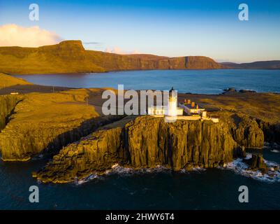 Luftaufnahme von der Drohne des Neist Point Lighthouse auf der Isle of Skye, Schottland, Großbritannien Stockfoto