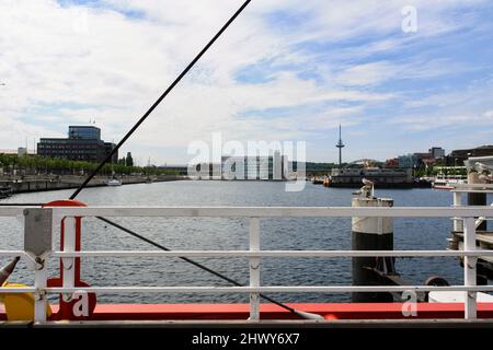 Kiel, Deutschland - Jul 2010: Stadtansicht von der Hörn-Brücke am Hafen im Sommer mit Turm und Wolken im blauen Himmel Hintergrund. Keine Personen. Stockfoto