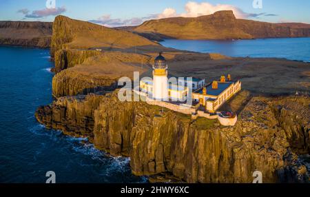 Luftaufnahme von der Drohne des Neist Point Lighthouse auf der Isle of Skye, Schottland, Großbritannien Stockfoto