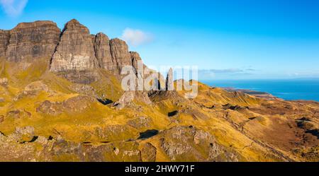 Luftaufnahme von der Drohne von Old man of Storr auf der Halbinsel Trotternish auf der Isle of Skye, Schottland, Großbritannien Stockfoto