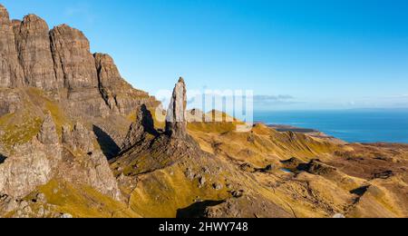 Luftaufnahme von der Drohne von Old man of Storr auf der Halbinsel Trotternish auf der Isle of Skye, Schottland, Großbritannien Stockfoto