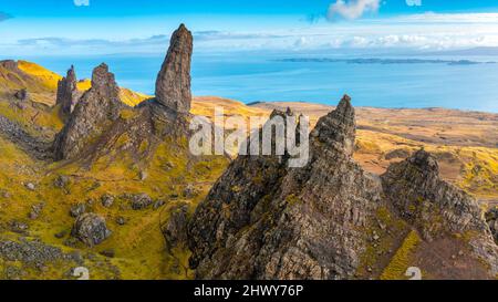 Luftaufnahme von der Drohne von Old man of Storr auf der Halbinsel Trotternish auf der Isle of Skye, Schottland, Großbritannien Stockfoto