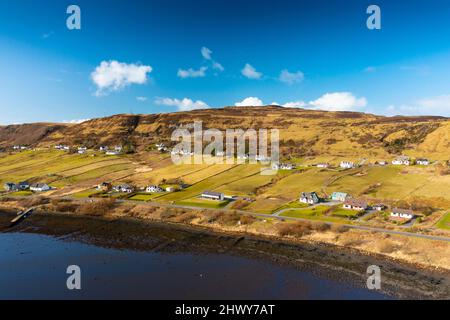 Luftaufnahme von der Drohne des Dorfes und des Fährenterminals in Uig auf der Isle of Skye, Schottland, Großbritannien Stockfoto