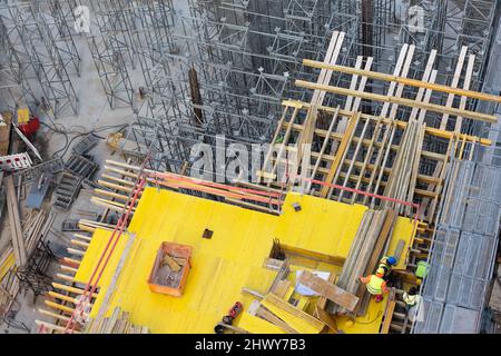 Holzschalungen auf Gerüsten Stockfoto