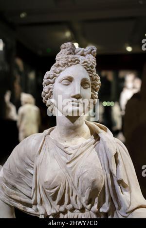 Skulptur der griechischen Göttin Artemis im Archäologischen Museum von Istanbul. Stockfoto