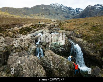 Luftaufnahme von der Drohne der Fairy Pools in Glen Spröde in der Nähe der Cullin Mountains auf der Isle of Skye, Schottland, Großbritannien Stockfoto