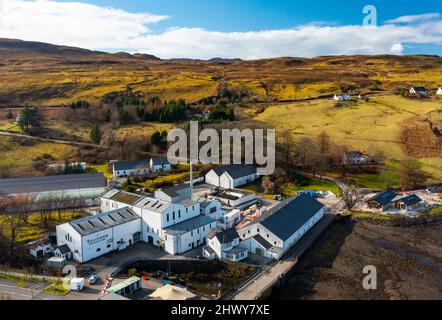 Luftaufnahme von der Drohne der Talisker Destillerie in Carbost auf der Isle of Skye, Schottland, Großbritannien Stockfoto