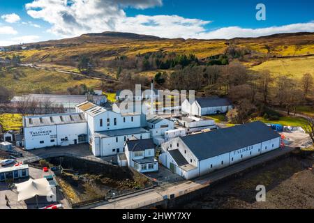 Luftaufnahme von der Drohne der Talisker Destillerie in Carbost auf der Isle of Skye, Schottland, Großbritannien Stockfoto