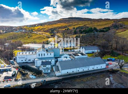 Luftaufnahme von der Drohne der Talisker Destillerie in Carbost auf der Isle of Skye, Schottland, Großbritannien Stockfoto