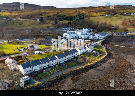 Luftaufnahme von der Drohne der Talisker Destillerie in Carbost auf der Isle of Skye, Schottland, Großbritannien Stockfoto