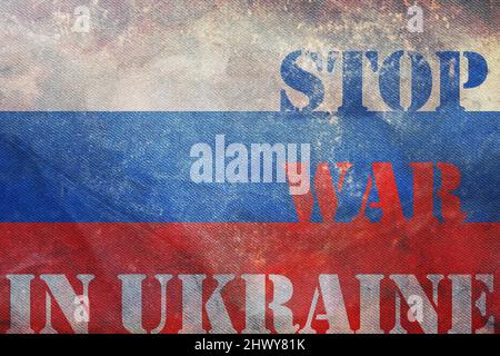 Stop Krieg in der Ukraine geschrieben auf russische Retro-Flagge mit Grunge-Textur. Banner gegen den Krieg in der Ukraine. Beenden Sie den Konflikt zwischen der Ukraine und russland. Stockfoto