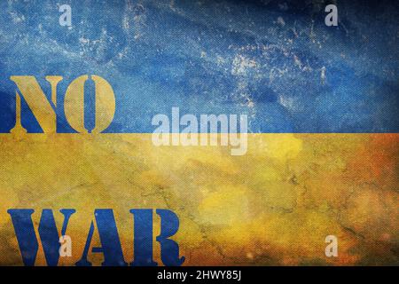 Kein Krieg in geschrieben auf ukrainische Retro-Flagge mit Grunge-Textur. Banner gegen den Krieg in der Ukraine. Beenden Sie den Konflikt zwischen der Ukraine und russland. Stockfoto
