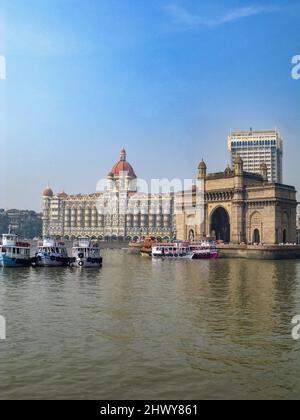 Indien, Maharashtra, Mumbai. Das Tor von Indien, das Taj Mahal Palace Hotel & das Taj Mahal Tower Hotel. Stockfoto