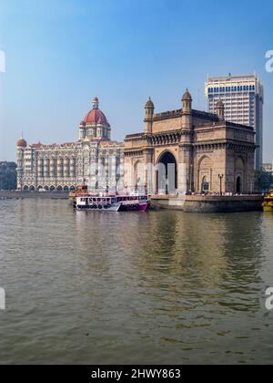 Indien, Maharashtra, Mumbai. Das Tor von Indien, das Taj Mahal Palace Hotel & das Taj Mahal Tower Hotel. Stockfoto