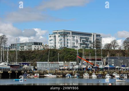 Wohnen im Village am Meer mit Blick auf eine Bootswerft am Richmond Walk, neben dem Stonehouse Pool in Plymouth Stockfoto